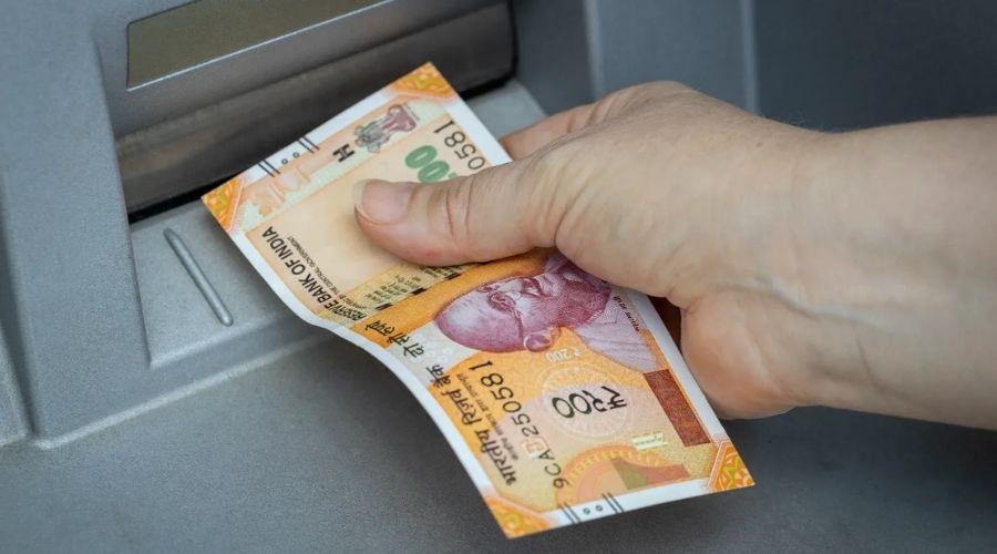 1 मई से बदलेंगे ATM ट्रांजैक्शन के नियम, कैश निकालने पर 23 रुपये चार्ज
