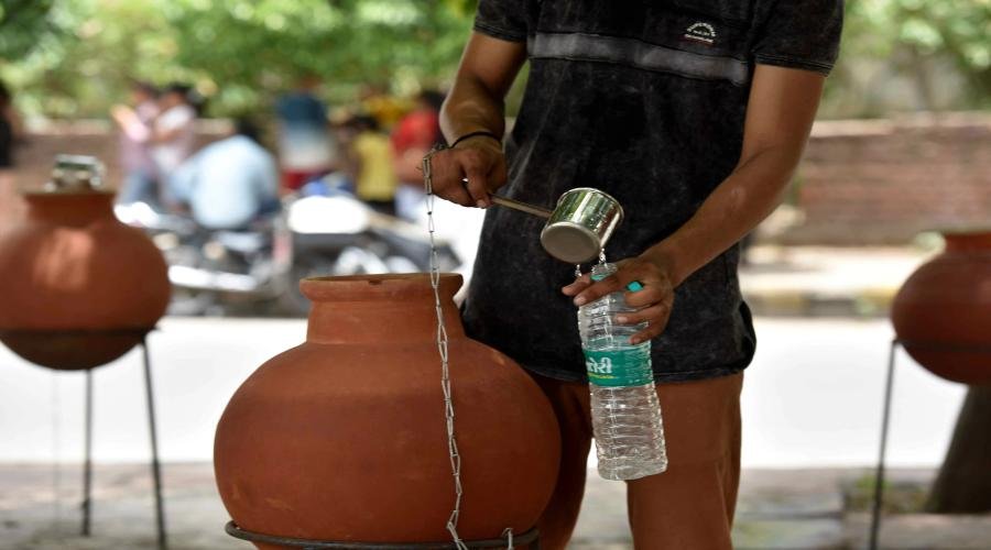 गर्मी में पीते हैं मटके का पानी, तो पानी भरने से पहले इन बातों का रखें ध्यान