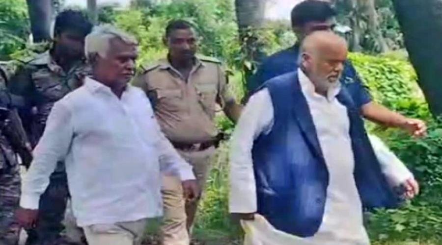 ग्रामीणों के हमले में बाल-बाल बचे नीतीश के मंत्री और विधायक,एक किलोमीटर भाग के बचाई जान